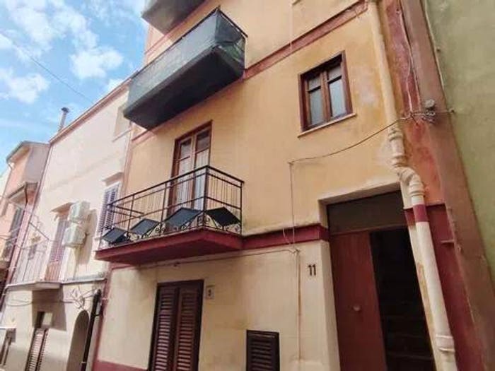 Casa con 6 locali in vendita in Via Monte Pasubio No Number, Montelepre