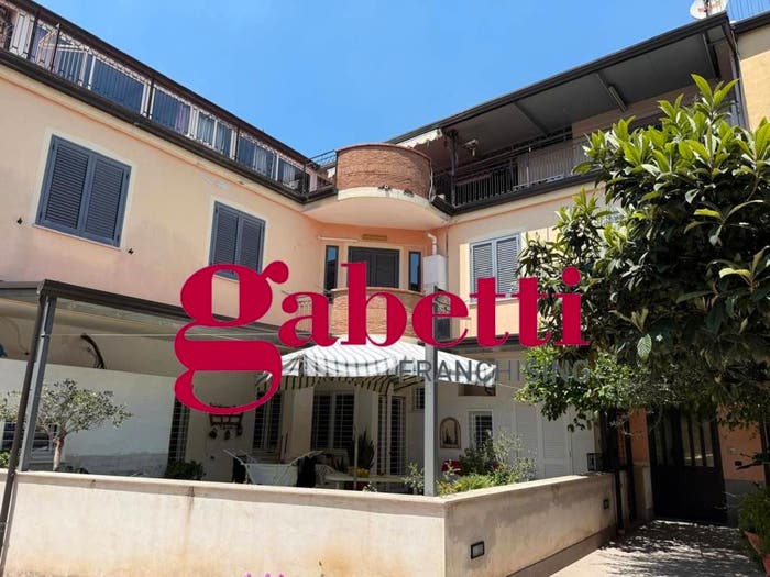 Appartamento con 6 locali in vendita in Via Meucci, Marcianise