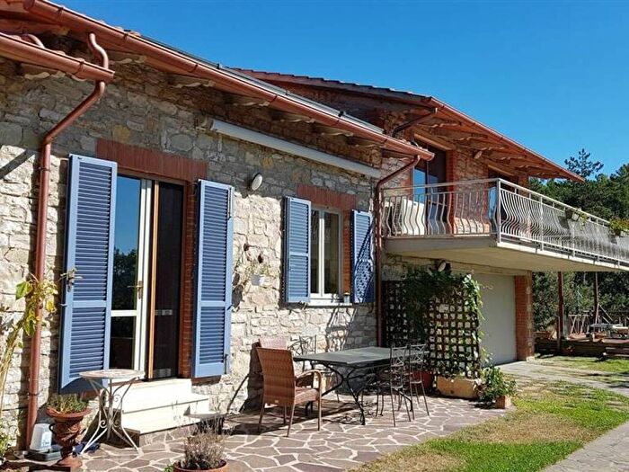 Casa con 6 locali in vendita in Tuoro sul Trasimeno