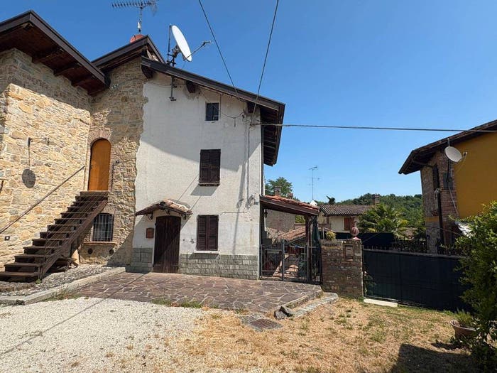 Casa trilocale in vendita in Via Ca' Jachini, Gropparello