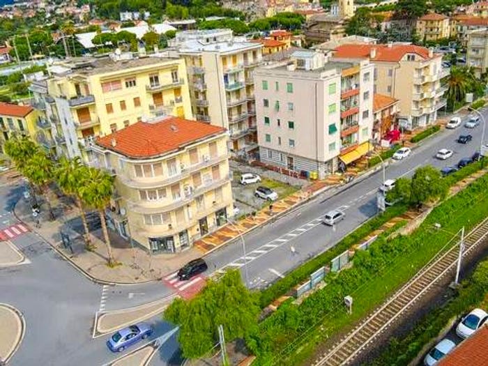Appartamento quadrilocale in vendita in Piazza Valerga, Centro, Loano