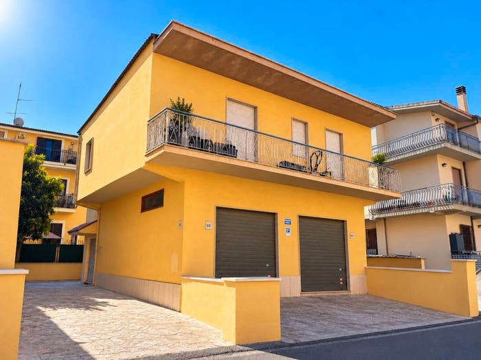 Appartamento trilocale in vendita in Via Trecastagni, Finocchio, Roma