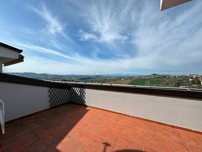 Appartamento con 6 locali in vendita in Via Luigi Bartolacci, Centro, Fermo