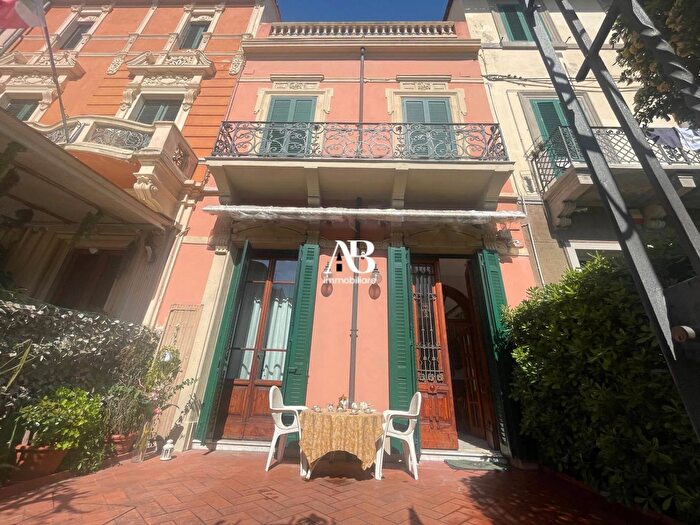 Casa con 7 locali in vendita in Via Novembre, Viareggio