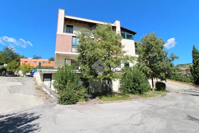 Appartamento trilocale in vendita in Frazione Castagneto, Teramo