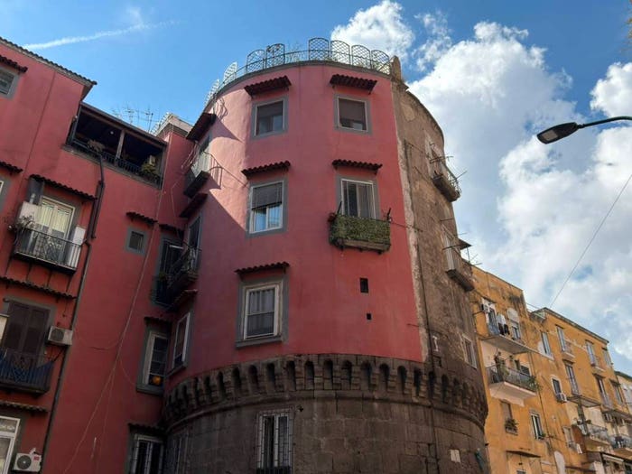 Appartamento quadrilocale in vendita in Via Alessandro Poerio, Tribunali, Napoli