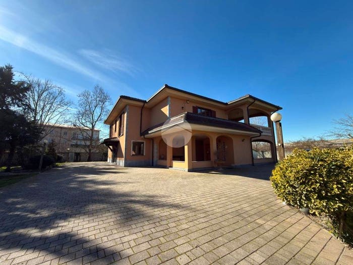 Casa con 6 locali in vendita in Via Quarana, Desana