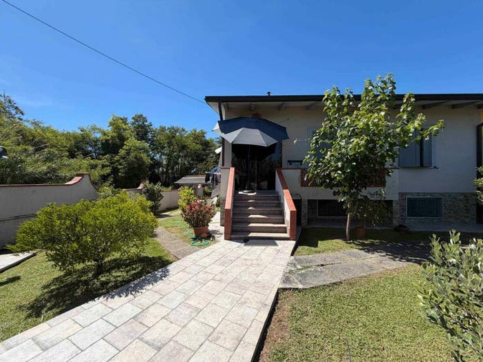 Casa con 6 locali in vendita in Luni