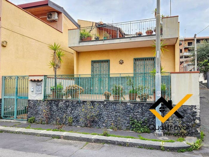 Casa con 6 locali in vendita in Via Peschiera, Cittadella Policlinico, Catania