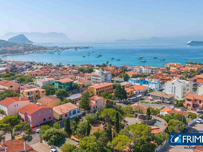 Appartamento con 6 locali in vendita in Via Antonio Gramsci, Golfo Aranci