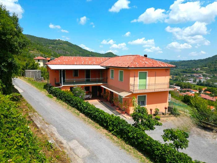 Casa con 6 locali in vendita in Cortemilia