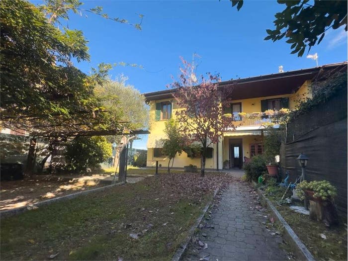 Casa con 6 locali in vendita in via maggiore, Cadrezzate con Osmate