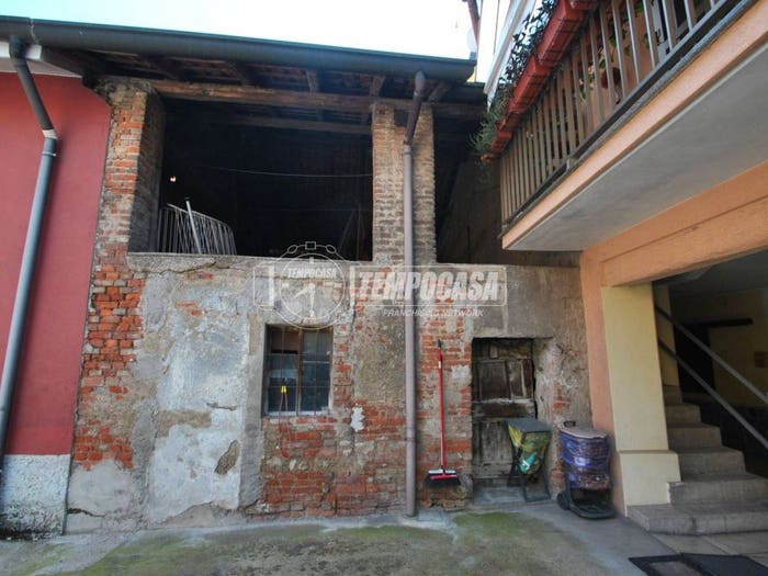 Casa trilocale in vendita in Vicolo delle viti, Centro, Caronno Pertusella