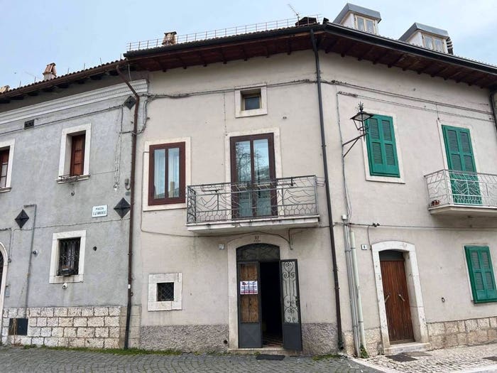 Casa con 6 locali in vendita in Viale Gabriele D'Annunzio, Pescasseroli