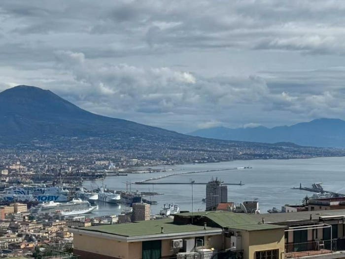 Appartamento con 6 locali in vendita in Via Girolamo Santacroce, Vomero, Napoli