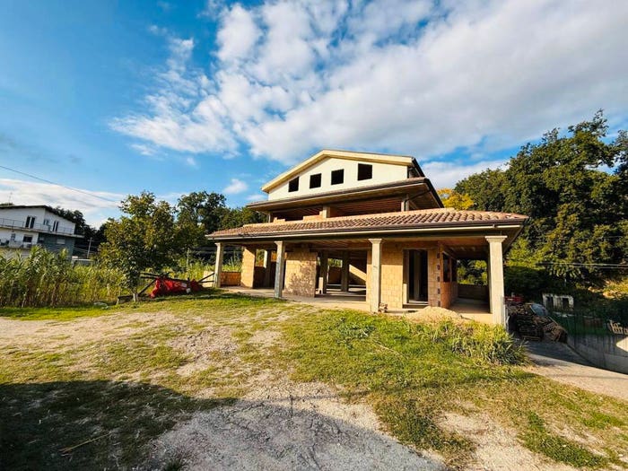 Appartamento con 6 locali in vendita in Via Tevere, Elice
