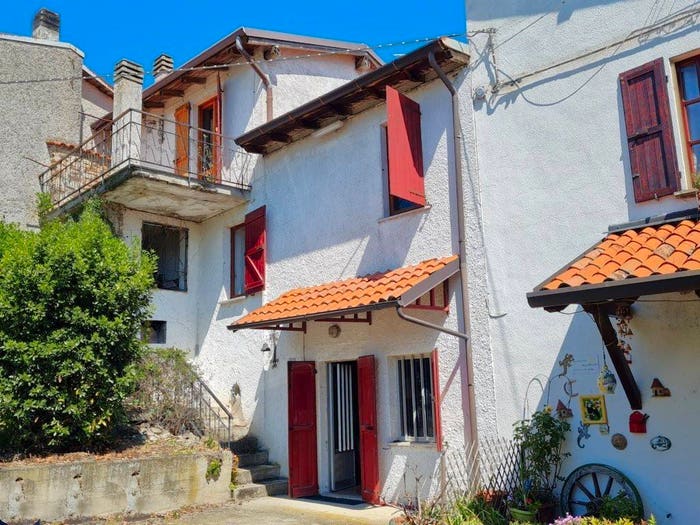 Casa con 5 locali in vendita in Frazione Marchisola, Montecalvo Versiggia