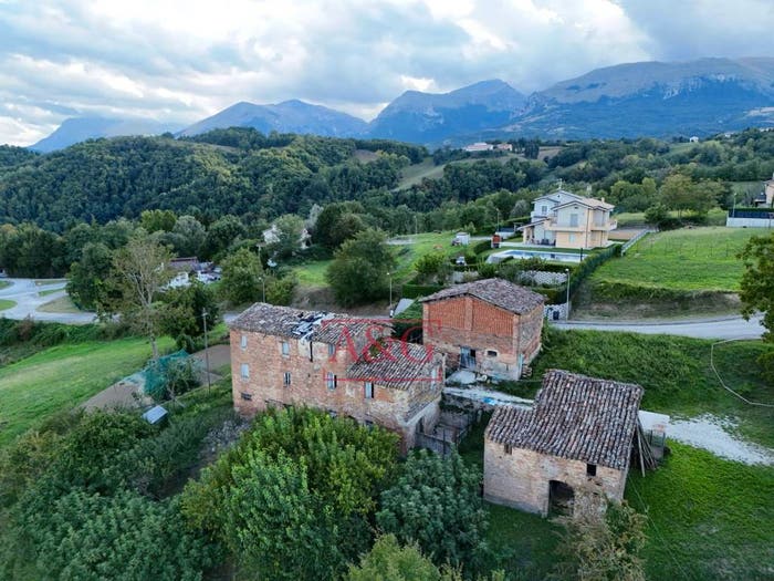 Casa con 6 locali in vendita in Località Villa Rustici, Amandola