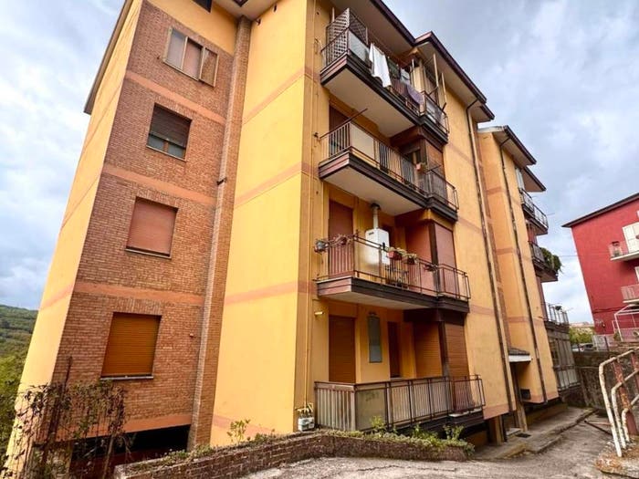 Appartamento trilocale in vendita in Via San Lucia, Tufo