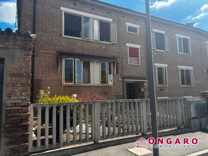 Appartamento con 6 locali in vendita in Via Ferdinando Campanati, Centro, Copparo