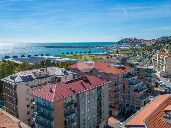 Appartamento trilocale in vendita in Via Paolo Gibelli, Porto Maurizio, Imperia