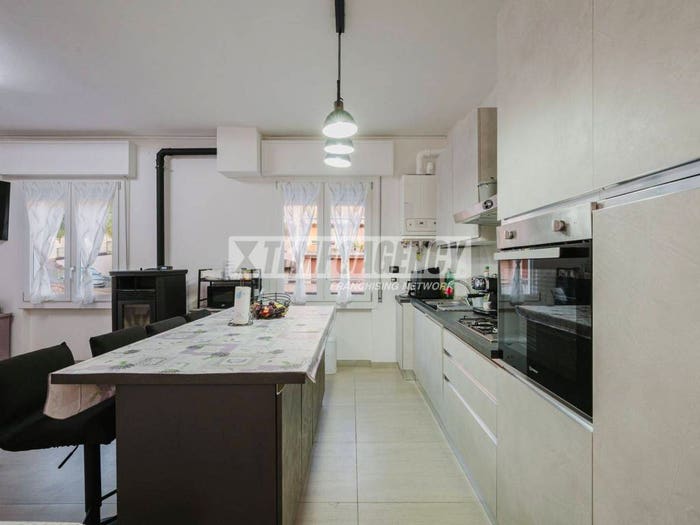 Appartamento con 5 locali in vendita in Via Giardini Sud, Centro, Serramazzoni