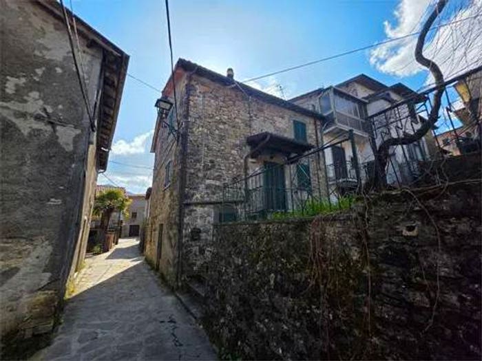 Casa con 6 locali in vendita in Via Piana, Puglianella, Camporgiano