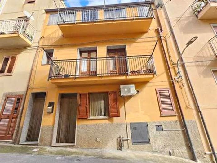 Casa con 6 locali in vendita in Via Tamburello No Number, Collesano