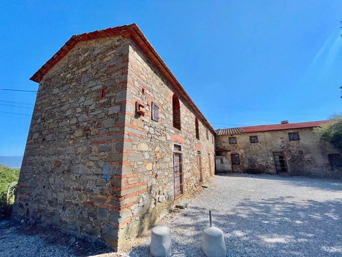 Casa con 6 locali in vendita in Strada Senza Nome, Quarrata
