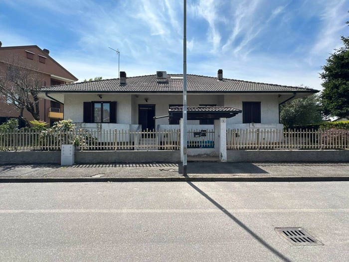 Casa con 6 locali in vendita in Viale Europa, Bussero