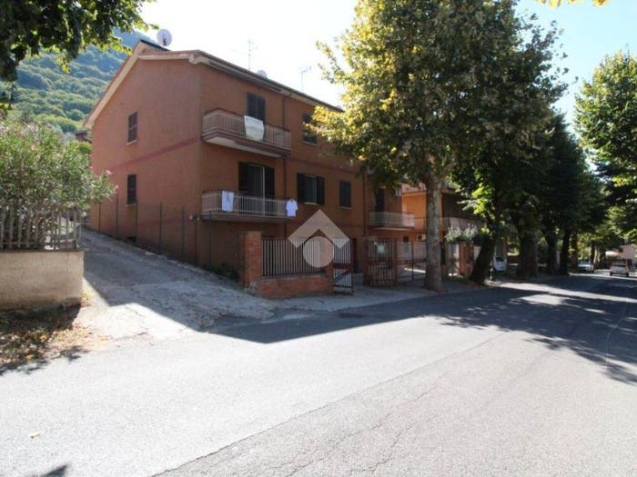 Appartamento trilocale in vendita in Viale Giosuè Carducci, Centro, Scandriglia