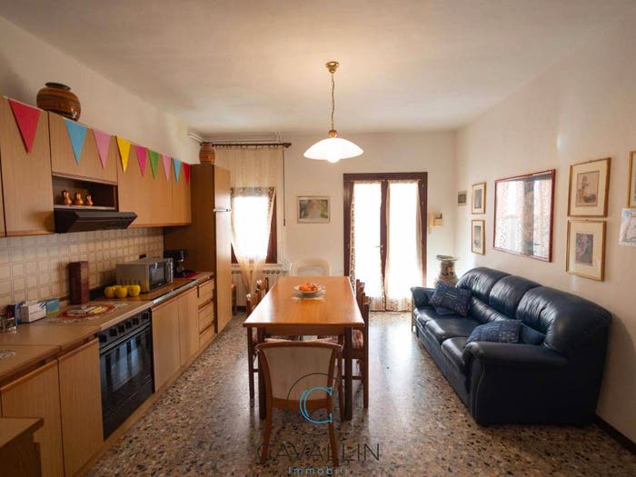 Casa con 6 locali in vendita in Viale Pietro Bertolini, Centro, Montebelluna