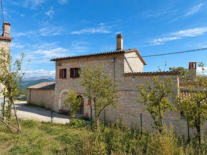 Casa con 6 locali in vendita in Località Montalbo, Sellano