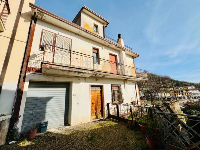 Casa con 6 locali in vendita in VIA RIPARATA, Luogosano