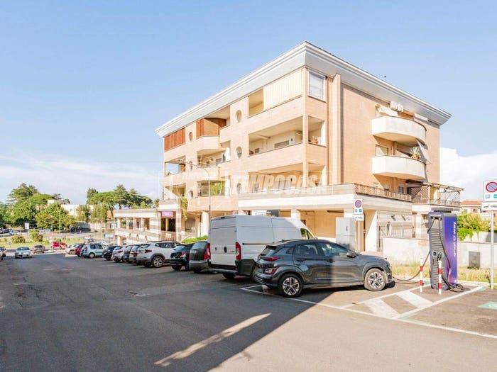 Appartamento trilocale in vendita in Piazza delle Magnolie, Centro, Bracciano