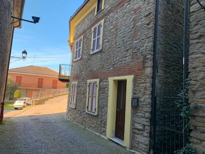Casa con 6 locali in vendita in Piazza Margherita Costamagna, Centro, Montabone