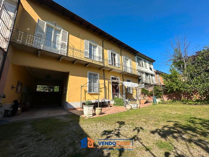 Casa con 6 locali in vendita in Via Vittorio Emanuele II, Castelnuovo Belbo