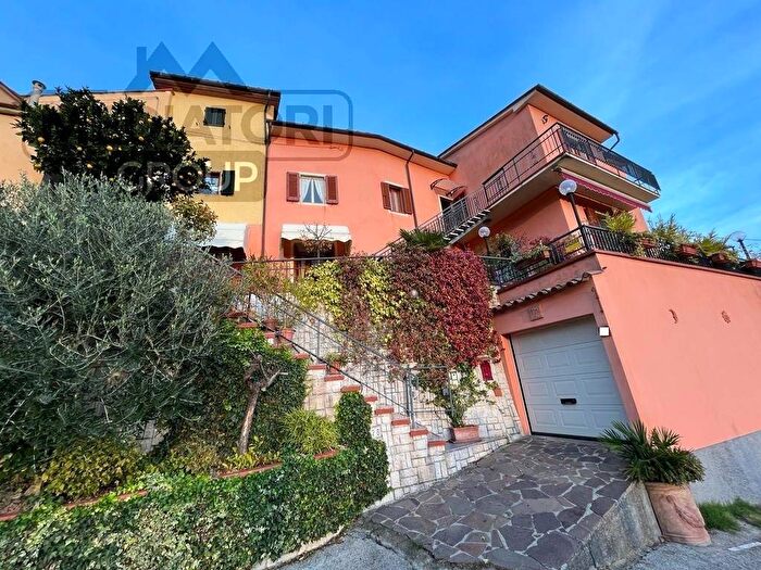 Casa con 6 locali in vendita in Via Castellina, Serravalle Pistoiese