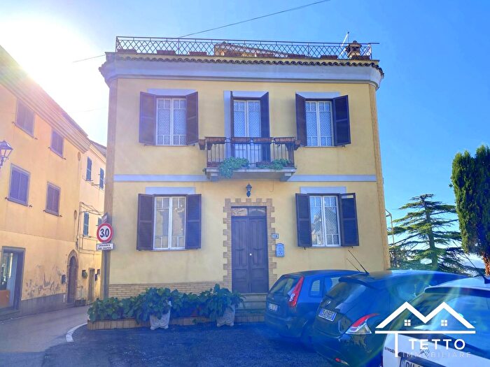 Casa quadrilocale in vendita in Piazza Garibaldi, Forano