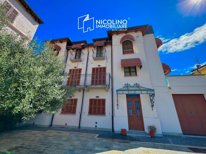 Casa con 6 locali in vendita in Piazza Maria Cappellano, Serralunga d'Alba