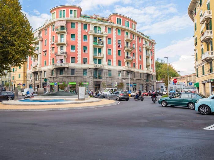 Appartamento con 6 locali in vendita in Piazza Andrea Massena, Cornigliano, Genova