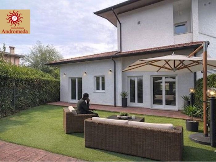 Casa quadrilocale in vendita in Via Tommaso d'Aquino, Vittoria Apuana, Forte dei Marmi