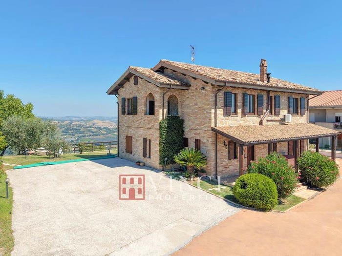 Casa con 6 locali in vendita in Montalto delle Marche