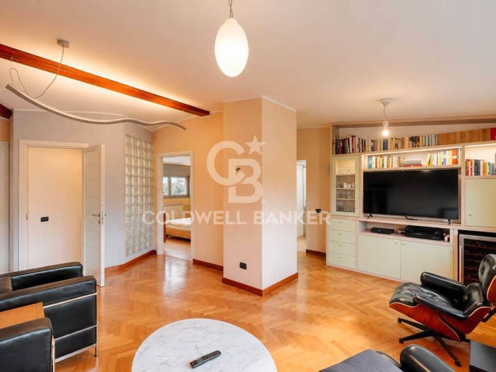 Appartamento con 5 locali in vendita in Via Santa Rita da Cascia, Famagosta, Milano