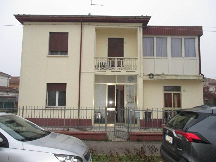 Casa con 8 locali in vendita in Via, Tresignana