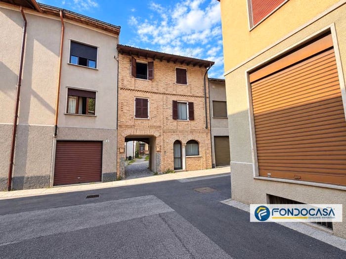 Appartamento trilocale in vendita in Via Chiusa, Centro, Carugo