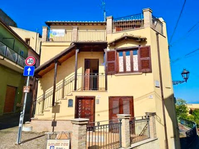 Casa quadrilocale in vendita in Corso Umberto I, Mutignano, Pineto