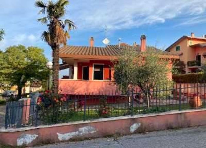 Appartamento con 6 locali in vendita in Via A Gramsci, Centro, Tavoleto