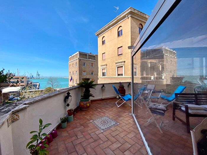 Appartamento trilocale in vendita in Via della Loggia, Corsi, Ancona