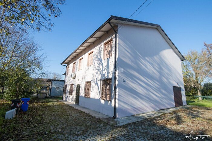 Appartamento con 10 locali in vendita in Via Panaria Est, Camposanto